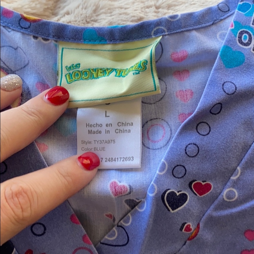Tweety bird scrub top - Picture 3 of 4